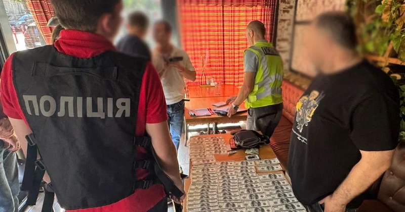 Kiyevdə Müdafiə Nazirliyinin rəsmisi tutuldu 10 min dollar rüşvət alıb