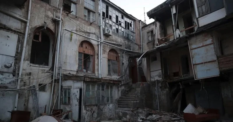 Bakıda daha bir tarixi abidə məhv edilir Foto