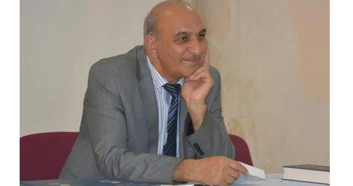 Dahi insan Birinci yazı