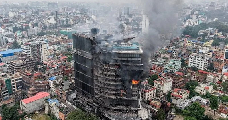 Nepalda etirazçılar nazirlərin evlərini yandırıb özlərini döyürlər...