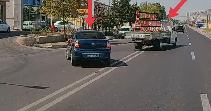 Qoşa xətti hörmətsiz edən sürücülər: Biri sağdan keçdi, o biri soldan VİDEO