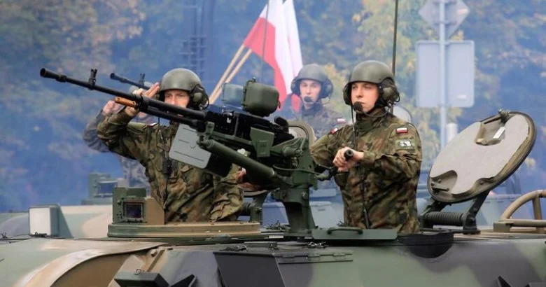 Polşa Belarusla sərhədə 40 minə yaxın hərbçi yeridir, sərhəd bloklanır: NATO buna cavabsız qala bilməz
