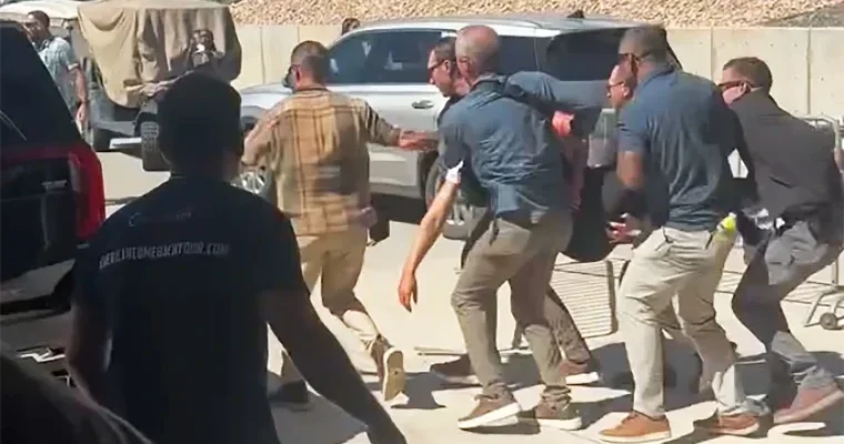 NBC показало видео первых минут после выстрела в Кирка ВИДЕО