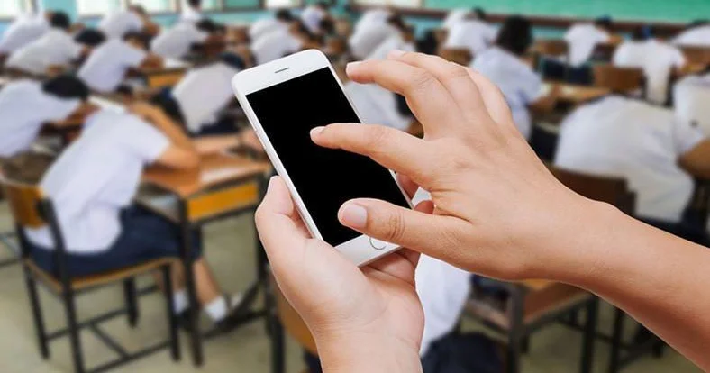 Qadağa sərt olsun ki, şagird də məktəbə telefonla getməsin Təhsil eksperti