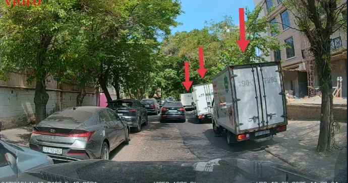 Bu küçədə yük maşınları yolu da zəbt ediblər, səkini də VİDEO
