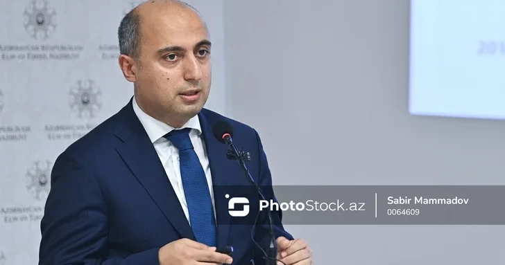Министр науки и образования Азербайджана проводит брифинг