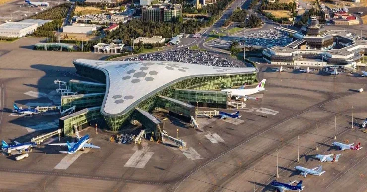 Bakı aeroportunda ƏMƏLİYYAT: təyyarədə oğurluq edənlər saxlanıldı VİDEO