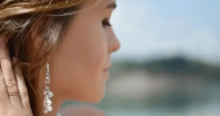 Bədənin bu hissəsi qadının yaşını göstərir