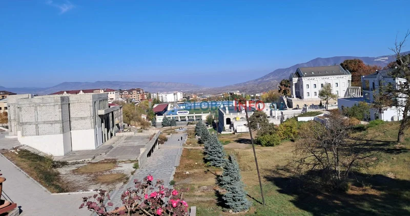 Xankəndidə qəribə olay: iş adamının sevgilisi yerə yıxılıb qışqırdı