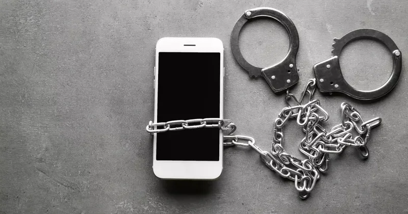 В Худате обчистили магазин: украдены деньги и 18 смартфонов