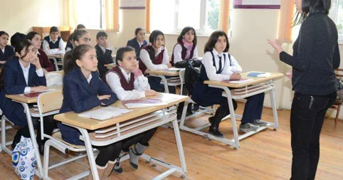 2025 2026 cı tədris ilində ümumilikdə 1,6 milyon şagirdin təhsil alacağı gözlənilir Emin Əmrullayev