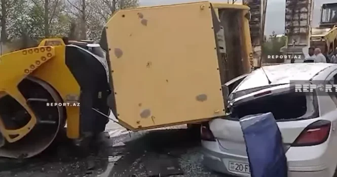 Gəncədə texnika avtomobilin üzərinə aşdı