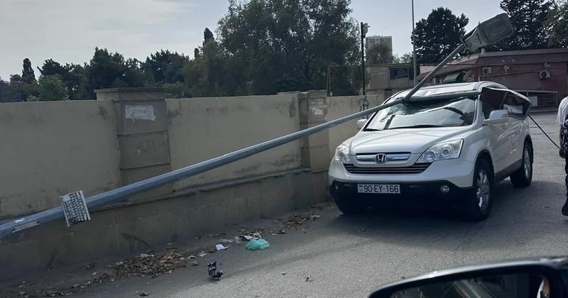 Bakıda külək işıq dirəyini aşırdı avtomobilə ziyan dəydi