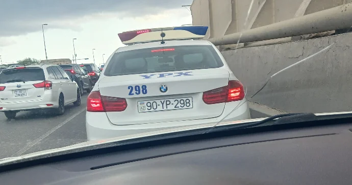Sürücü azyaşlı oğluna kömək edən yol polisinə görə DİN ə təşəkkür etdi FOTO