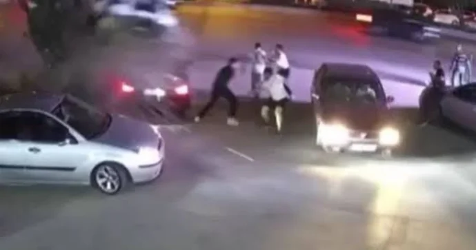 Daha bir uçan avtomobil: Bordürə çırpılıb 2 maşının üstündən tullandı ANBAAN VİDEO