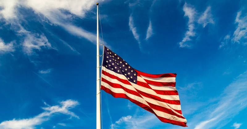 В связи с убийством политического активиста в США флаги были приспущены до половины