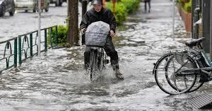 Ливни в Токио нарушили транспортное сообщение ВИДЕО