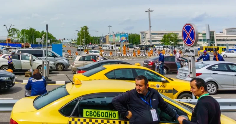 Таксистам зазывалам запретили работать в Москве