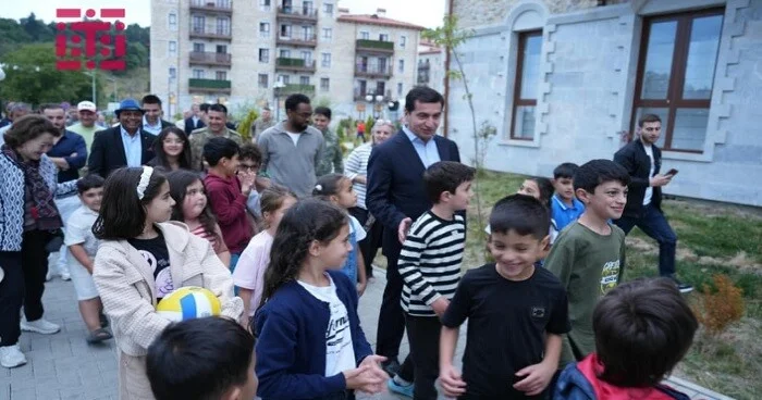 Hikmət Hacıyev Şuşanın balaca sakinləri ilə görüşdü