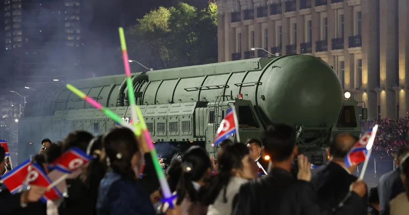 “Şimali Koreya yeni ballistik raketi nümayiş etdirib“ “Daily Mail“
