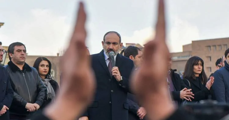 Paşinyan əlində sülh bayrağı seçkiyə gedəcək AÇIQLAMA