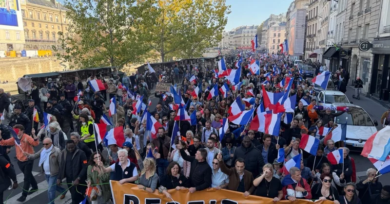 Parisdə HÖKUMƏT BÖHRANI: Makronun istefası tələb edilir FOTO/VİDEO