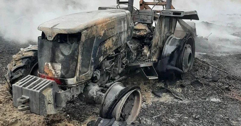 Biləsuvarda pambıqla dolu traktor yandı