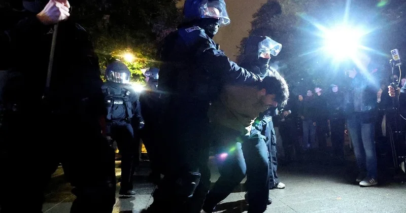 Он должен уйти французы требуют отставки Макрона