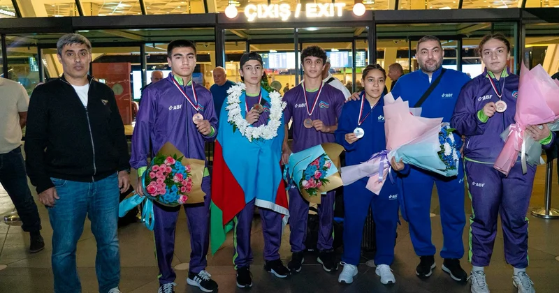 Avropa çempionatında uğur qazanan gənc boksçularımız Vətənə qayıdıblar FOTO