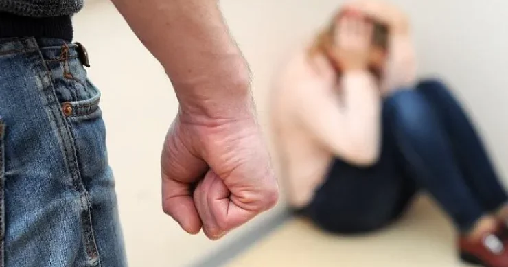 Bakıda kişi pula görə boşanmaq istəyən arvadını döydü: bu cəza verildi