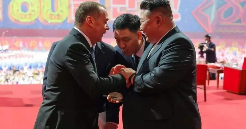 Medvedev Kim Çen Inın hüzurunda