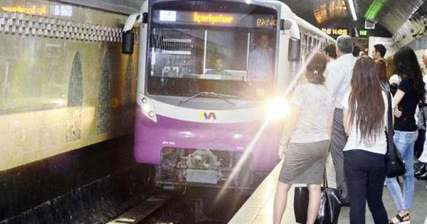 Bakı metrosunda ÖLÜM: Qatarda halı pisləşən sərnişini xilas etmək mümkün olmadı