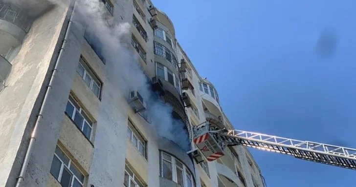 В Баку произошёл пожар в многоэтажке