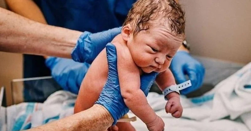 Tibbdə unikal HADİSƏ: 7 kiloqramlıq körpə doğuldu FOTO