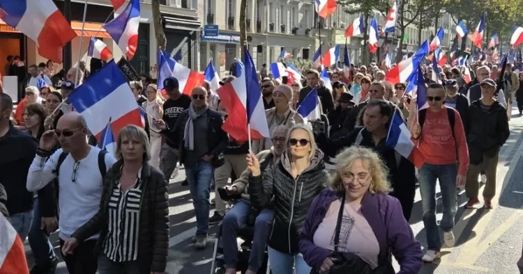 Parisdə Makronun istefası və Fransanın Aİ dən çıxması tələbi ilə nümayiş keçirildi