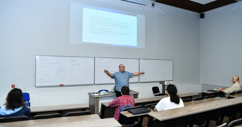 Azərbaycan Fransız Universitetində “Qraf entropiyası və şəbəkə strukturları” mövzusunda seminar keçirilib