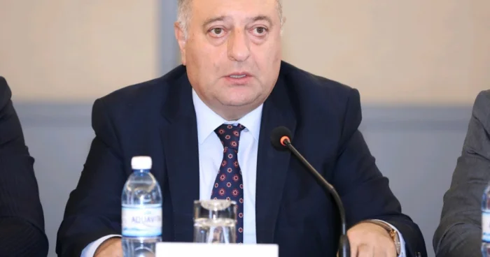 Məktəbin məktəb, mollaxananın da mollaxana geyimi var Deputat