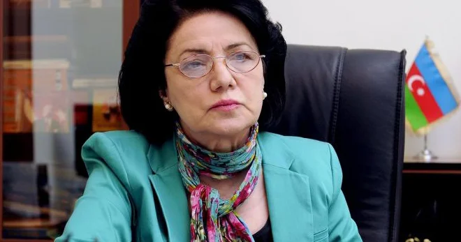 Firəngiz Əlizadə: “Məktəbə yeni gedən qızlara zorla baş örtüyü taxdırmaq düzgün deyil”