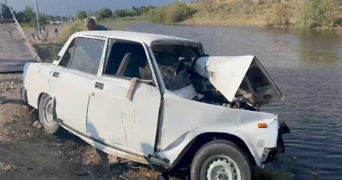 Maşını elektrik dirəyinə çırpan sürücünü tok vurub öldürdü