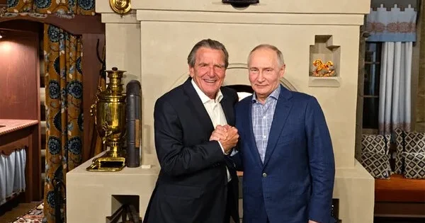 Putinin ad gününə getdiyi üçün partiyadan çıxarılır