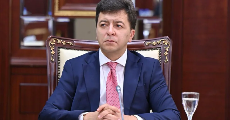 Sən kimsən ki, bizə başından boyundan yekə məsləhətlər verirsən?!