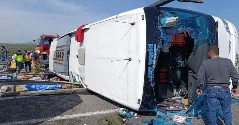 В Турции при столкновении автобуса с грузовиком погибли 11 человек
