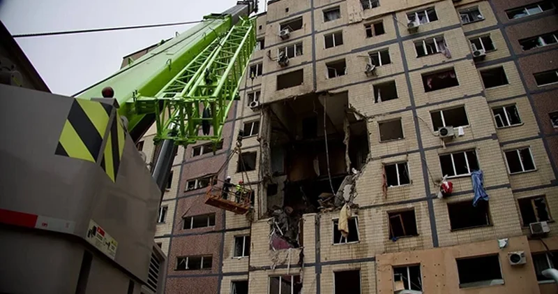 Dneprdə PUA hücumu nəticəsində yaşayış binası və avtomobillər zədələndi