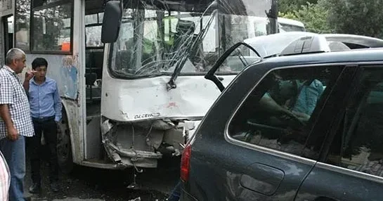 Sumqayıtda avtomobil avtobusla toqquşdu Yaralılar var