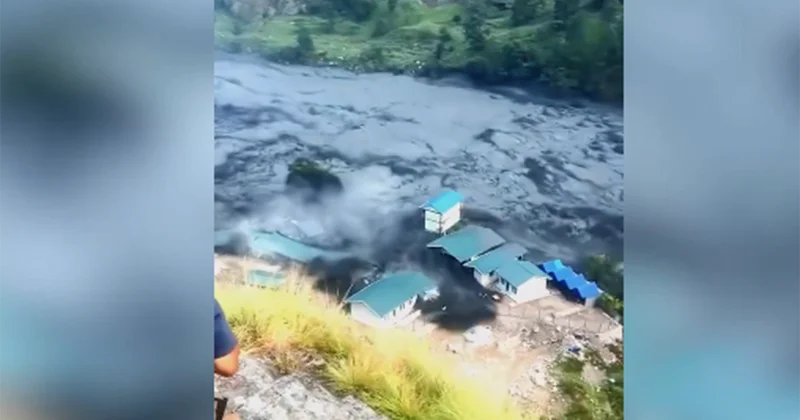 Nepalda çay məcrasından çıxdı, qarşısına gələni məhv etdi Video