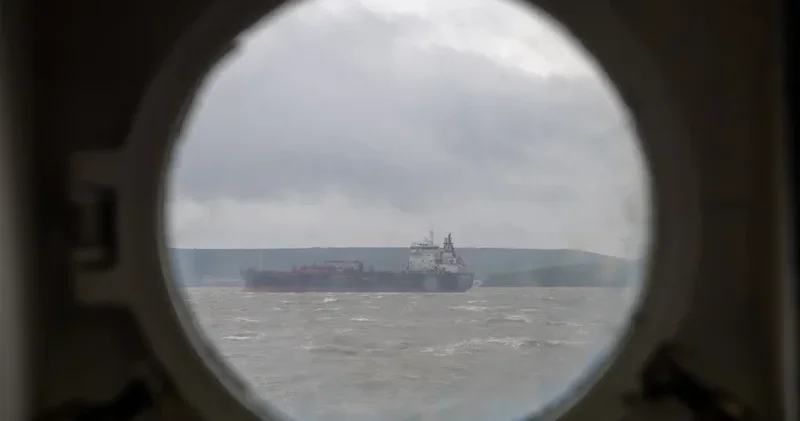 Oman sahillərində tankerə hücum: İki dənizçi itkin düşüb