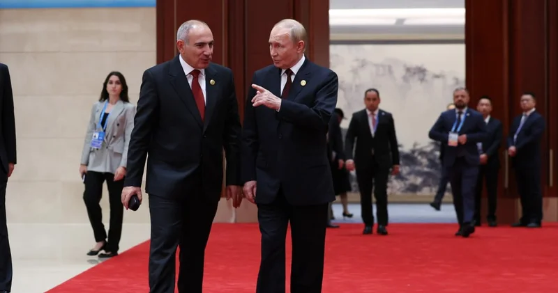 Ermənilər Putinlə Paşinyanın bu FOTOSUNU müzakirə edir
