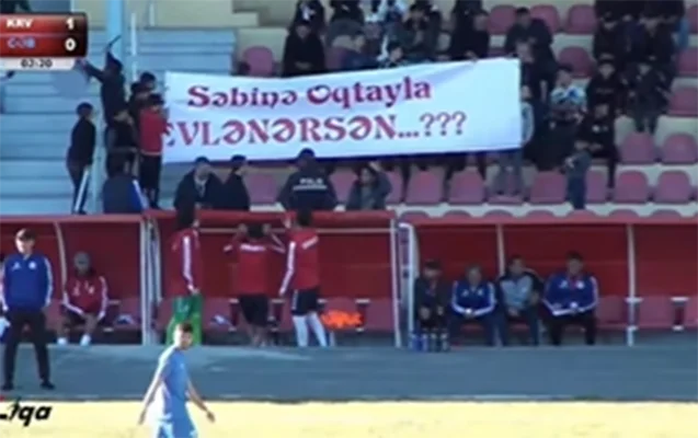 Stadionda evlilik təklif etmişdi, nişanlandılar VİDEO KONKRET