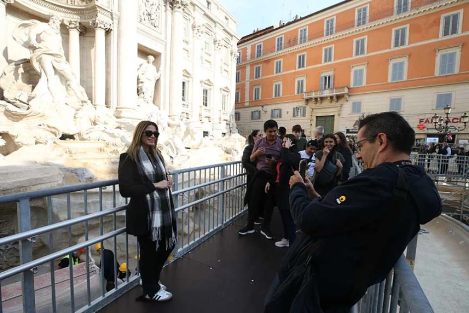 Romadakı Trevi fəvvarəsində turistlər üçün portativ körpü quraşdırılıb