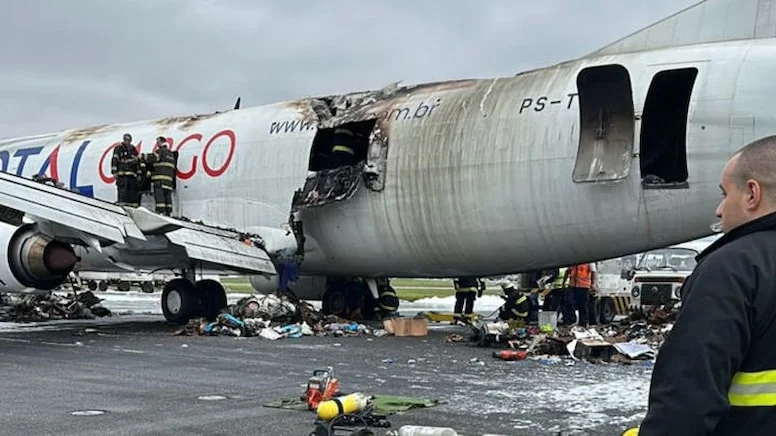 “Boeing 7879” yük təyyarəsi havada alovlanıb